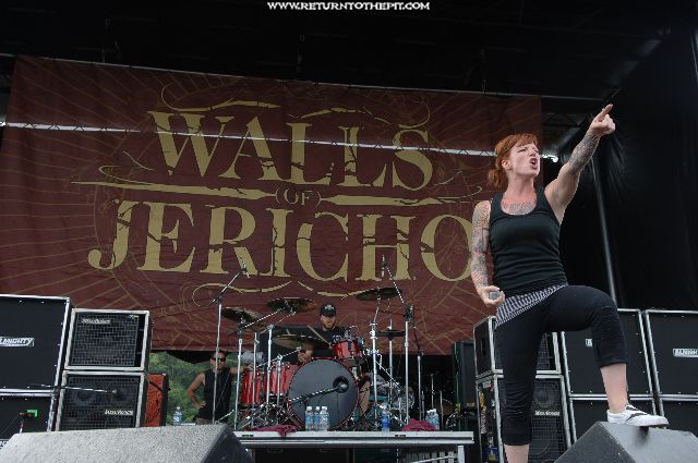 [walls of jericho on Aug 1, 2006 at Tweeter Center - second stage (Mansfield, Ma)]